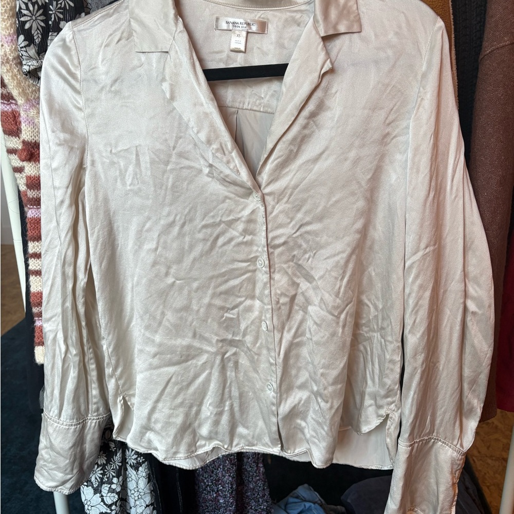 Banana Republic Cream Long Sleeve Notched Collar Blouse